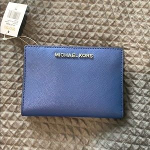 Michael Kors Jet Set Med. Carryall. Fits passport!